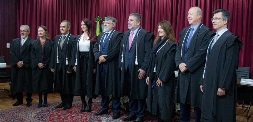 TRE-PR on X: 🤔Já assistiu a uma cerimônia solene de posse? 💁 Hoje, às  14h, toma posse a nova juíza da corte do Tribunal Regional Eleitoral do  Paraná (TREPR), Dra. Flávia da