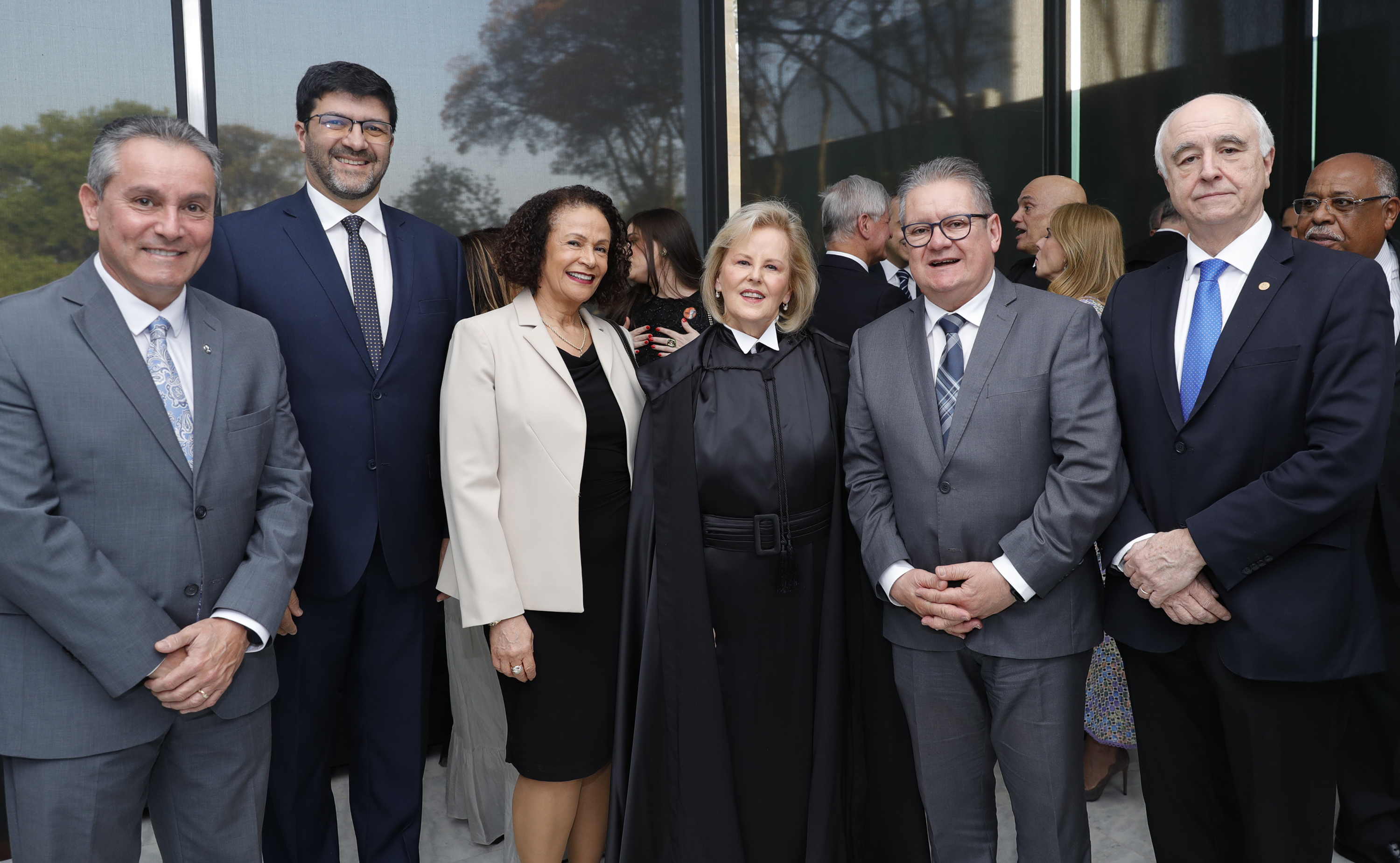 TRE-PR on X: 🤔Já assistiu a uma cerimônia solene de posse? 💁 Hoje, às  14h, toma posse a nova juíza da corte do Tribunal Regional Eleitoral do  Paraná (TREPR), Dra. Flávia da